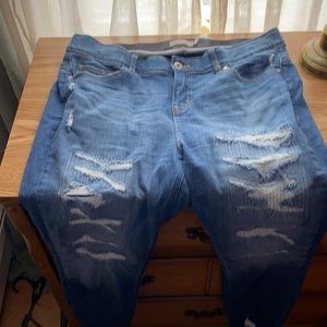 this jeans is very comfortable and lifts butt